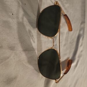 Elegant Gold Frame Aviator Sunglasses